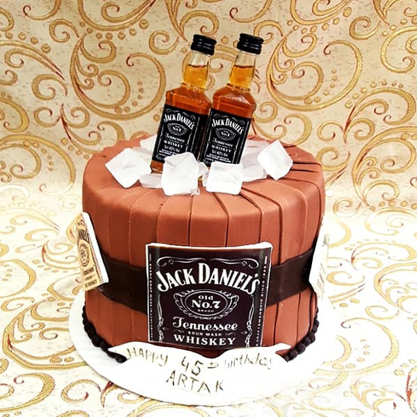 На день рождение мужу заказать. Торт Джек Дэниэлс для мужчины. Торт для мужа на день рождения Джек Дэниэлс. Торт на юбилей мужчине. С днём рождения мужчине тортик.